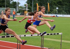 Hürden-Bestzeit für Josefine Schäkel