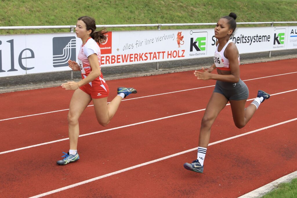 Lara Mayer und Naomi Baumann beim 300-m-Lauf
