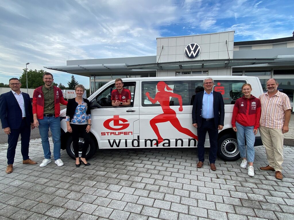 Vertreter der LG und der Sponsoren vor dem neuen Bus