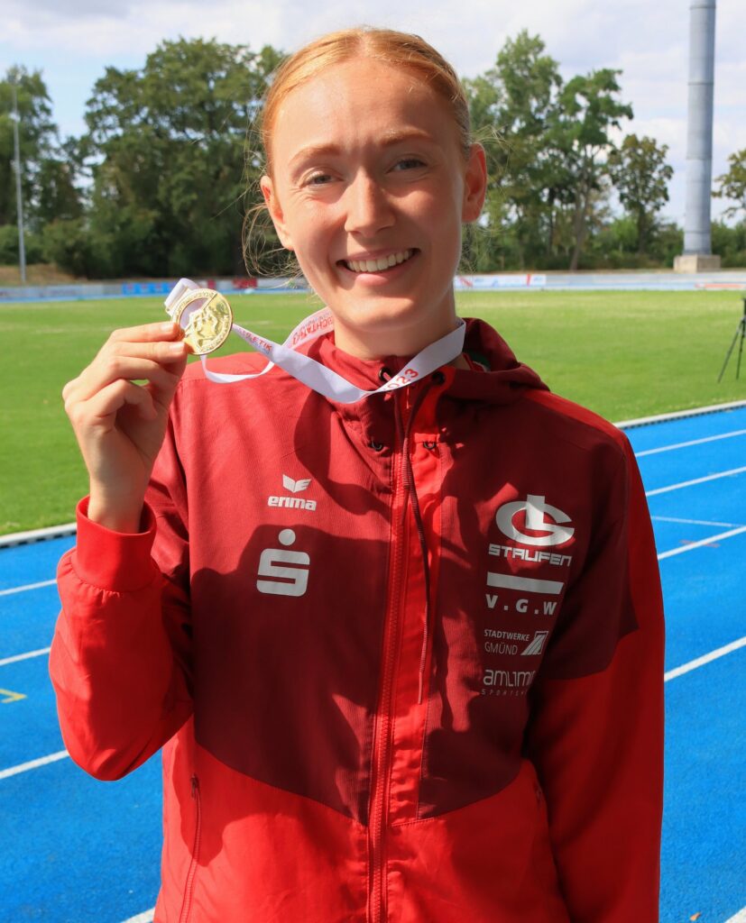 Leona Grimm strahlt über ihre Goldmedaille
