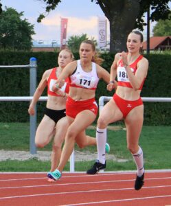 Noeli Klassen und Nelly Sohn beim Kurvenlauf