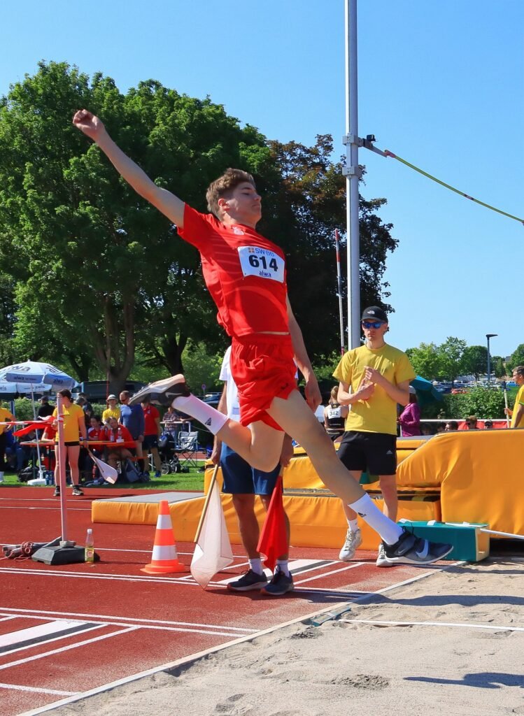 Jakob Westenburger beim Weitsprung