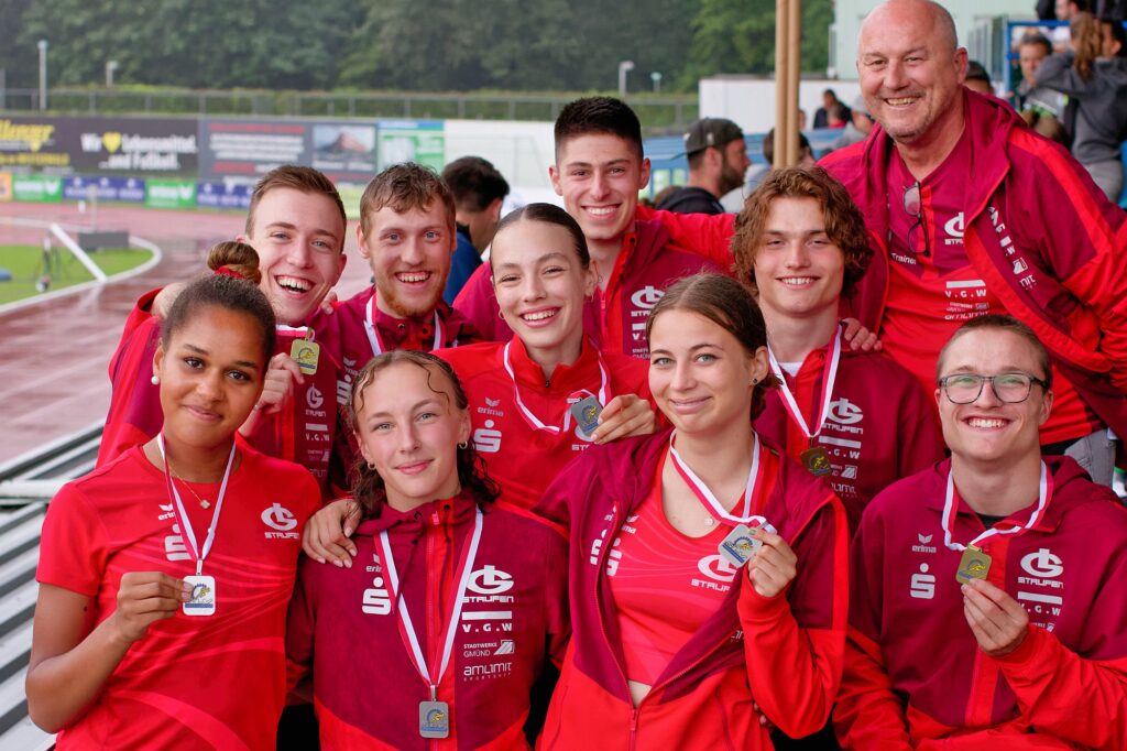 Gruppenbild der Staffelläufer mit Trainer Lutz Dombrowski