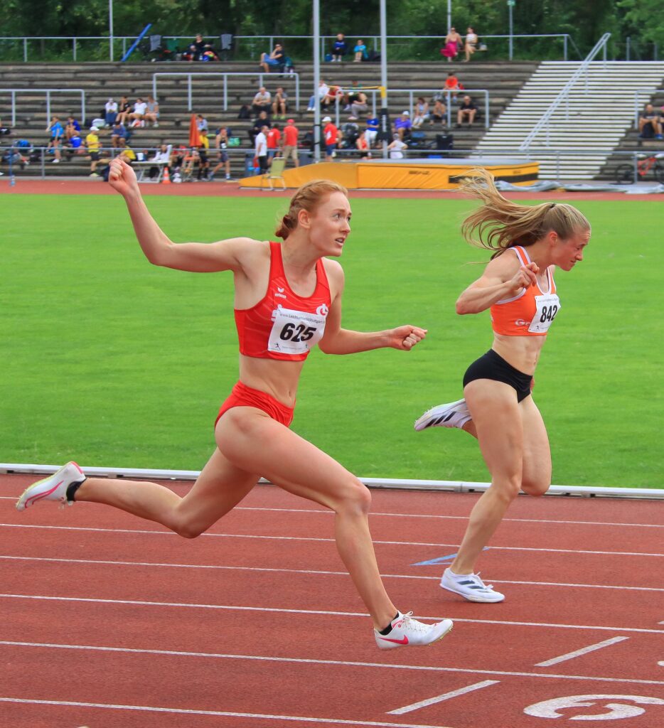 Leona beim Zieleinlauf über 100m