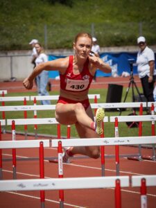 Leona Grimm beim Hürdenlauf