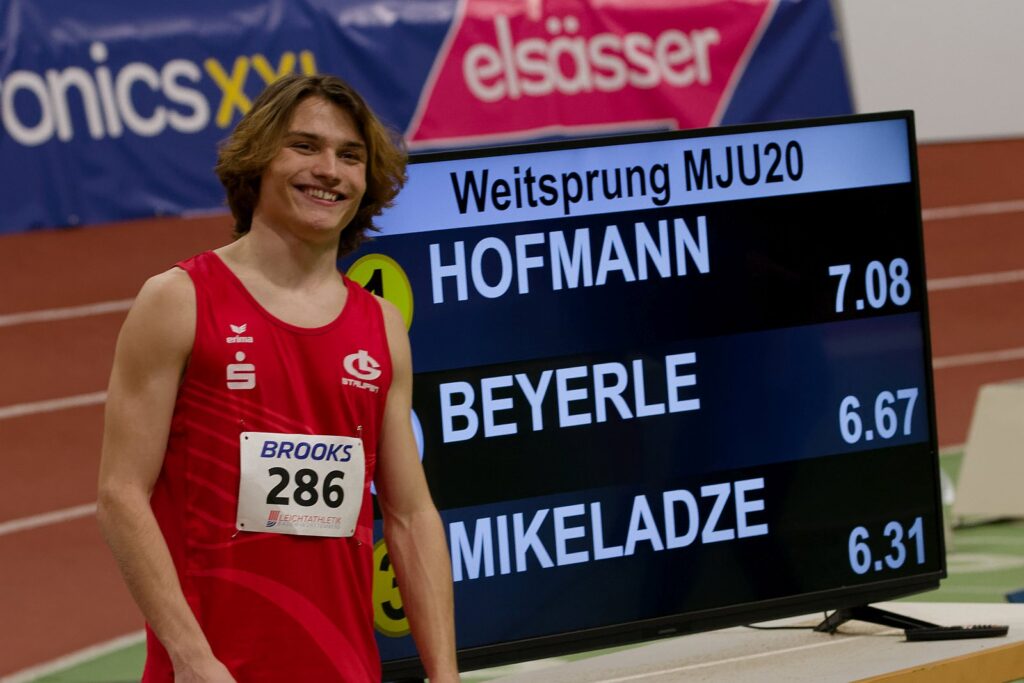 Samuel vor der Anzeigentafel mit dem Weitsprungergebnis