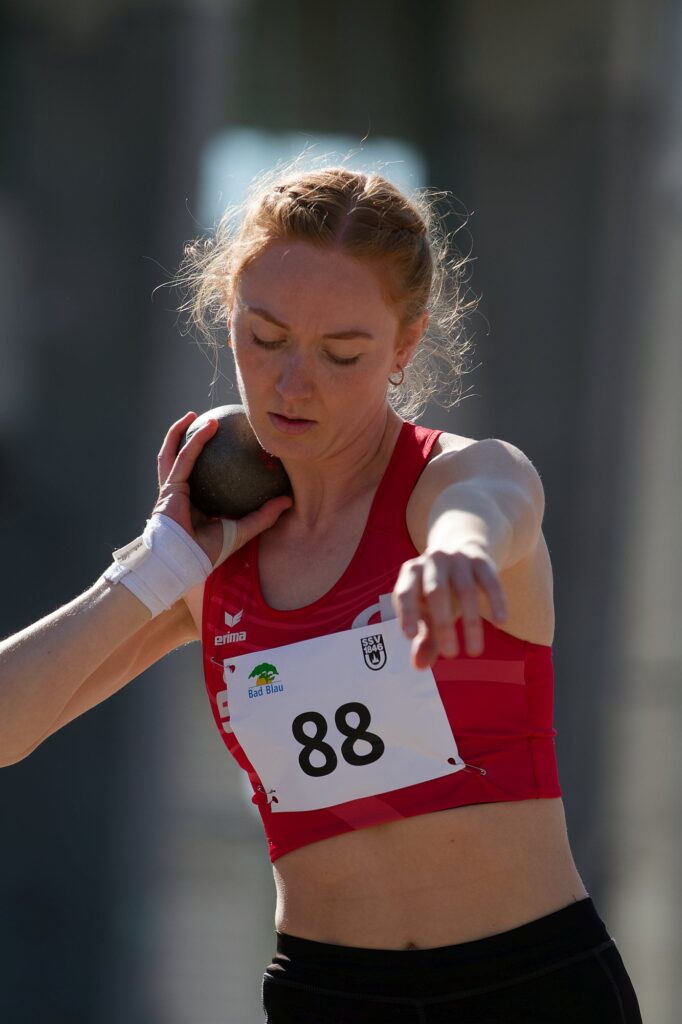 Leona Grimm beim Kugelstoß