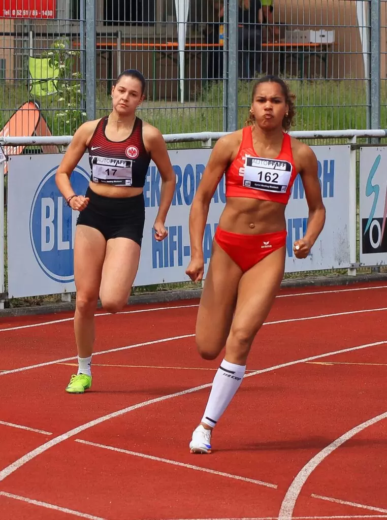 Naomi Baumann beim Kurvenlauf
