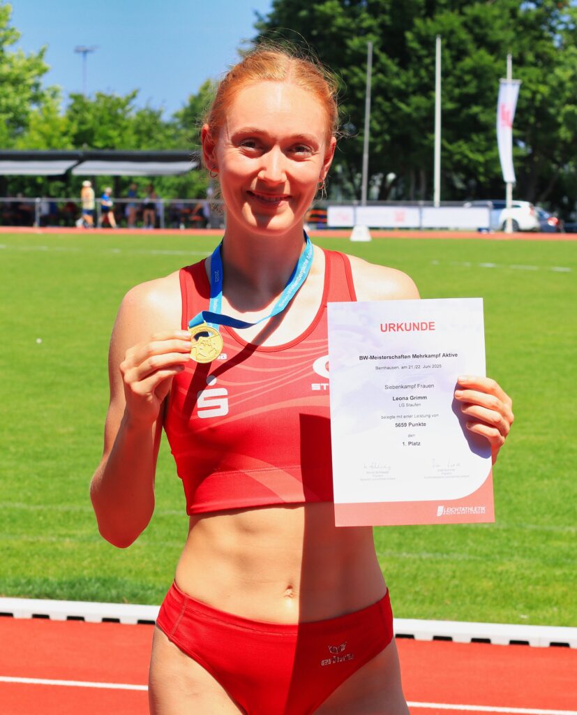 Leona Grimm mit Urkunde und Medaille