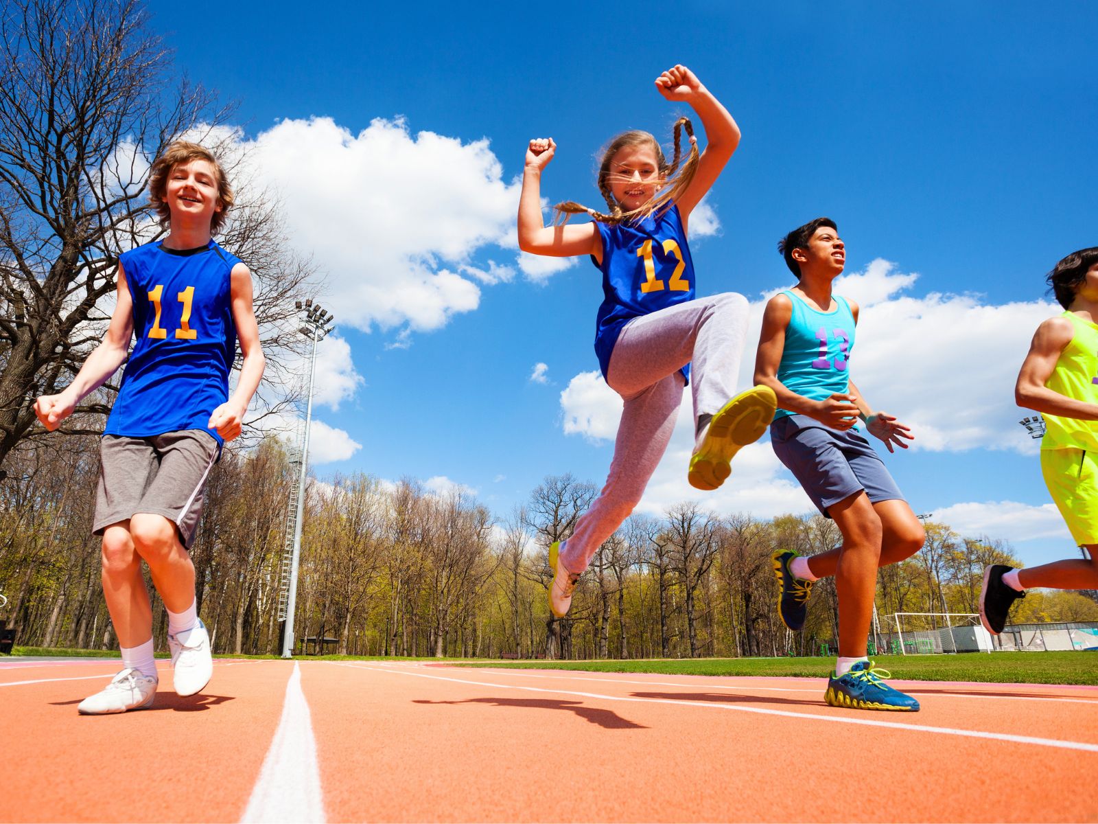 Kinder laufen auf einer Tartanbahn beim Leichtathletik-Schnuppertraining der LG Staufen in Schwäbisch Gmünd